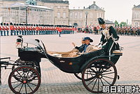 コペンハーゲンのアマリエンボー宮殿で、マルグレーテ女王とともに、馬車に乗って歓迎式典会場に到着した天皇陛下