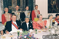 マルグレーテ女王、夫のヘンリック殿下とともに晩餐会のテーブルに着き、親しげに語らう天皇、皇后両陛下