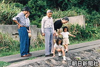 ８月、静養に訪れた静岡県の須崎御用邸で、眞子さまを追って海岸に降りようとする佳子さまの手をしっかりと握る皇后さま。左へ天皇陛下、紀子さま、秋篠宮さま