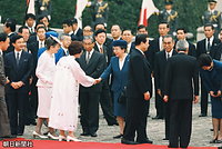 １０月、迎賓館で行われた金大中（キム・デジュン）・韓国大統領の歓迎式典で、天皇陛下から大統領に紹介された小渕恵三首相と深々と礼をする千鶴子夫人。皇后さまに紹介され百合子さまと握手する李姫鎬（イ・ヒホ）