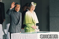 横浜市で開かれた秋季国体（かながわ・ゆめ国体）の開会式で、観客に手を振って応える天皇陛下とぼかし染めのケープが鮮やかな皇后さま