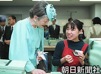 １１月、東京・高田馬場の日本点字図書館新館披露式典に出席され、カセットテープに録音されたテープ図書の貸し出しサービスの担当者に話しかける皇后さま