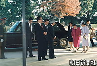 １１月、中国の江沢民国家主席が来日し、天皇陛下とともに皇居での会見に向かう江主席。右は王冶坪夫人をいたわって手を添える皇后さま