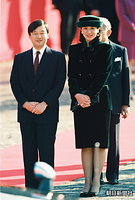 迎賓館で、江沢民中国国家主席の歓迎行事を見守る皇太子さまと雅子さま