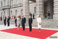 ４月、ルクセンブルクのジャン大公、ジョゼフィーヌ・シャルロット妃が来日した。迎賓館での歓迎式典で両国の国歌吹奏を聴く天皇、皇后両陛下
