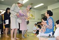 東京・広尾の日本赤十字社医療センター付属乳児院を訪れ、スリッパもはかず笑顔で子どもたちに歩み寄るルクセンブルクのジョゼフィーヌ・シャルロット大公妃と皇后さま