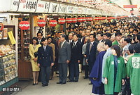 ４月、東京・浅草を訪れ、仲見世を見物する皇太子さまと雅子さま