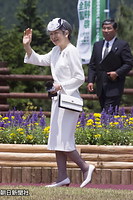 ５月、静岡県の西天城高原（天城湯ケ島町、現・伊豆市）で行われた第５０回全国植樹祭の行事を終え、拍手に手を振って応える皇后さま