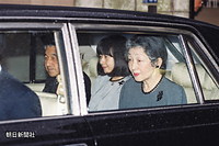 ６月、皇后さまの父・正田英三郎氏が死去し、東京都品川区にあるご実家の正田邸を弔問に訪れた皇后さま、紀宮さまと天皇陛下