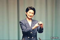 東京・有楽町の朝日ホールで開かれた「第１６回全国高校生の手話によるスピーチコンテスト」の開会式で、手話であいさつする紀子さま