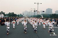 「国民祭典」で各地の祭りや踊りのパレードが行われた。写真は皇居前の内堀通りに広がって郡上踊りを披露する人たち