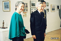 宮内庁職員総合文化祭美術展で、楽しげに「身内の」作品をご覧になる天皇、皇后両陛下