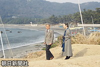 ２０００年１月、葉山御用邸を訪れ、近くにある小さな岬・小磯の鼻を散策する天皇、皇后両陛下