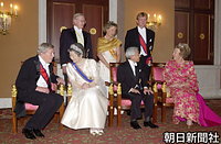 オランダ女王主催の晩餐会前のなごやかな記念撮影。前列右よりベアトリックス女王、天皇、皇后両陛下、クラウス王配殿下、後列右よりウィレム・アレキサンダー皇太子、マルグリート王女、ピーター・ファン・フォレン