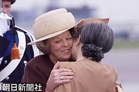 スキポール空港で、オランダ訪問を終えた皇后さまと抱き合って別れを惜しむベアトリックス女王