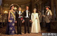 ストックホルム王宮で開かれたスウェーデン国王王妃主催晩さん会のカール１６世グスタフ国王と天皇、皇后両陛下、シルビア王妃