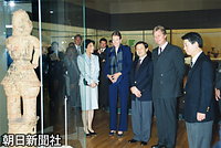 来日したベルギーのフィリップ皇太子（現国王）とマチルド妃を東京国立博物館に案内し、日本美術をたどる展示で、埴輪について皇太子夫妻に説明する皇太子さまと雅子さま