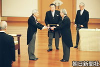 １１月、皇居・宮殿松の間で行われた文化勲章親授式で天皇陛下から勲章を受けるノーベル化学賞受賞者の白川英樹氏。中央は森喜朗首相