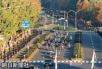 皇居から赤坂御所へのパレード「祝賀御列の儀」で、国会議事堂前にさしかかった車列