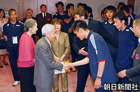 サッカーの第１７回ワールドカップ（Ｗ杯）を前に国立競技場で行われた親善試合・日本代表対スウェーデン代表の試合終了後、トルシエ・ジャパンの面々を激励する天皇、皇后両陛下。握手をしているのは秋田豊。秋田を