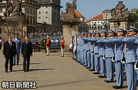 天皇、皇后両陛下は７月６日から２０日まで、東欧のポーランドとハンガリーを公式訪問、チェコとオーストリアにも立ち寄られた。チェコの首都プラハでの歓迎式典で、ハベル大統領と儀仗隊を巡閲される天皇陛下