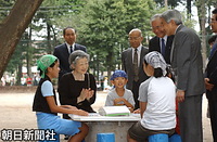 ９月、２００１年度の全日本学校関係緑化コンクールで、特選を受賞した栃木県高根沢町の町立阿久津小学校を天皇、皇后両陛下が視察された。校舎裏にある雑木林で、児童たち手作りの絵本を囲んで親しく話された