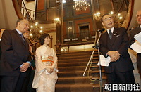 ブカレストで開かれた日本とルーマニアの交流１００周年を記念したジャパン・フェスティバルの開会式典に出席された紀宮さま。右はあいさつする日本ルーマニア協会会長の羽田孜元首相、左はイリエスク大統領