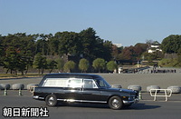 １１月２９日、皇居前を通り、斂葬（れんそう）の儀が行われる東京都文京区の豊島岡墓地に向かう高円宮さまの霊車