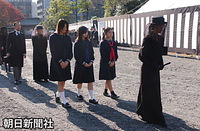 豊島岡墓地で、高円宮さまの斂葬の儀の葬場に入る久子さま、続いて左から承子さま、典子さま、絢子さま。後ろは兄の寛仁さまと信子さま