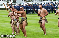 挑むような力強いマオリの踊りで迎える戦士たち