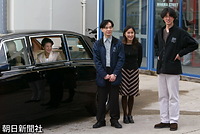 ウエリントンにある映画「ロード・オブ・ザ・リング」（ニュージーランドでロケが行われた）が製作されたスタジオを訪れ、案内したスタッフと別れ際に記念撮影に応じられる皇太子さまと雅子さま。お車は英国の高級車