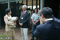 オーストラリア・シドニーにあるタロンガ動物園で、ぬいぐるみと一緒にコアラを抱いた雅子さまの写真を撮られる皇太子さま