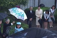 「結婚の儀」の日の朝、家族に見送られて皇居に向かう小和田雅子さん＝９３年６月９日、東京都目黒区で