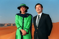 結婚後初めての海外訪問で、サウジアラビアの「赤い砂漠」に立つ皇太子さまと雅子さま＝９４年１１月７日