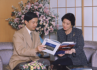 ０１年５月、雅子さまの懐妊を宮内庁が正式発表。着帯の儀を控え、くつろぐ皇太子さまと雅子さま＝０１年１０月１０日、東宮御所で（宮内庁提供）