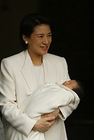 ０１年１２月１日、雅子さまが女児ご出産。雅子さまに抱かれ、宮内庁病院を退院する敬宮愛子さま＝０１年１２月８日、皇居で