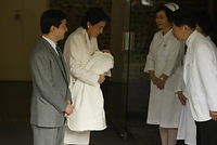 皇太子さまとともに愛子さまを抱き宮内庁病院の職員にあいさする雅子さま＝０１年１２月８日、皇居で（代表撮影）