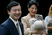 シドニーのタロンガ動物園を訪問、コアラを抱っこする雅子さまと皇太子さま＝０２年１２月１７日