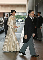 黒田慶樹さんと清子さんの結婚式会場のホテルに到着した皇太子さまと雅子さま＝０５年１１月１５日、代表撮影