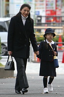 学習院幼稚園の遠足で、多摩動物公園に到着した雅子さまと愛子さま＝０７年１１月１６日、東京都日野市で