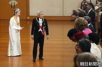 ２００３年１月１日　皇居・宮殿、松の間で行われた新年祝賀の儀で、出席している外国大使らに親しく歩み寄られる天皇、皇后両陛下