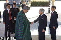 アフガニスタンのカルザイ大統領が来日、皇居を訪れた大統領と握手される天皇陛下