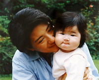 同展のため公表された、、愛子さまに雅子さまがほおを寄せる皇太子さまが撮影した「ふっくらほっぺ」と題された写真（２００２年６月撮影）。家族だけが写すことができる貴重な一枚