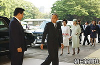 韓国の盧武鉉大統領が来日、会見のため宮殿に入る大統領と天皇陛下、権良淑（クォンヤンスク）夫人と皇后さま