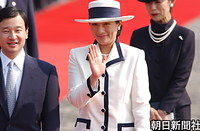 東京・元赤坂の迎賓館での歓迎式典を終え、皇居に向かう盧武鉉大統領夫妻と天皇、皇后両陛下の御料車を笑顔で見送る皇太子さまと雅子さま、右は高円宮妃久子さま