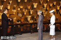 新潟県を視察に訪れ、長岡市の県立歴史博物館で、信濃川流域でみつかった多数の縄文時代の火炎土器を興味深げに見学される天皇、皇后両陛下。左は小林達雄館長