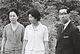 １９６５年８月、近衛忠煇さんと長女の甯子（やすこ）さまのご婚約が決まり、東京都千代田区三番町の宮内庁分室の庭園で、結納の日程や外国訪問について記者に語られる三笠宮さま百合子