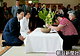 皇太子ご夫妻は、「アジア知的障害会議」開会式に出席するため茨城県を訪問された。つくば市にある知的障がい者更生施設「ラ・フィーネつくば根」で、生花クラブの活動を、畳に座り間近で見られる皇太子さまと雅子さ