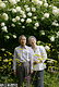 静養先にある軽井沢植物園を訪れ、黄色いオミナエシ（手前）とミナズキ・ハイドランジャー（白）など満開の花を鑑賞される天皇、皇后両陛下
