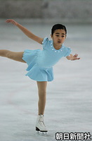 ４月、東京・明治神宮外苑アイススケート場で行われたフィギュアスケートの大会で、演技される秋篠宮家の佳子さま